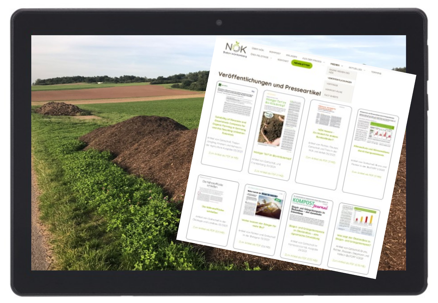 Kompost-Traktor auf Feld grüner Traktor mit Kompost-Anhänger auf gelbem Feld