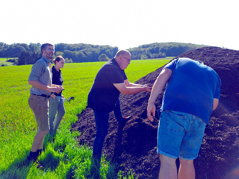 Prüfung der Kompostqualität während des Feldtages auf dem Hof Eselsmühle.